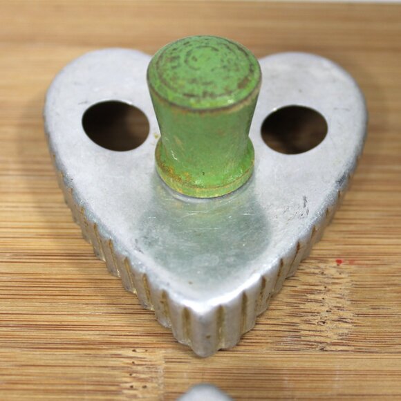 Vintage Crimped Edge Cookie Cutters Green Wooden Handle Heart Spade Club Diamond - Picture 4 of 6